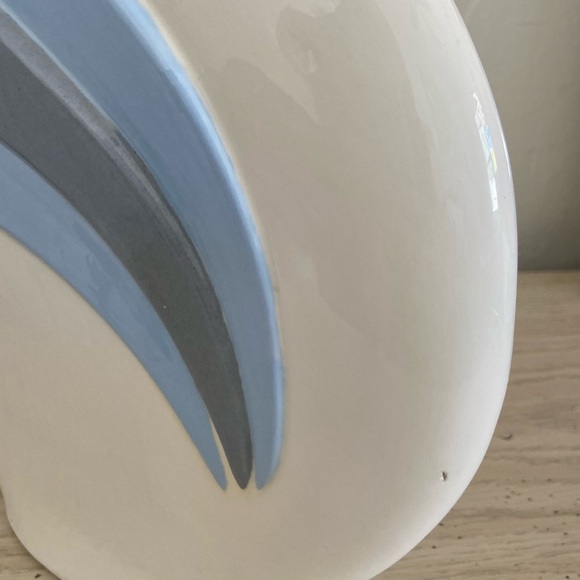 Vintage 1980s Art Deco Style Cornflower Blue and Cream Flat Round Ceramic Vase - Picture 10 of 13